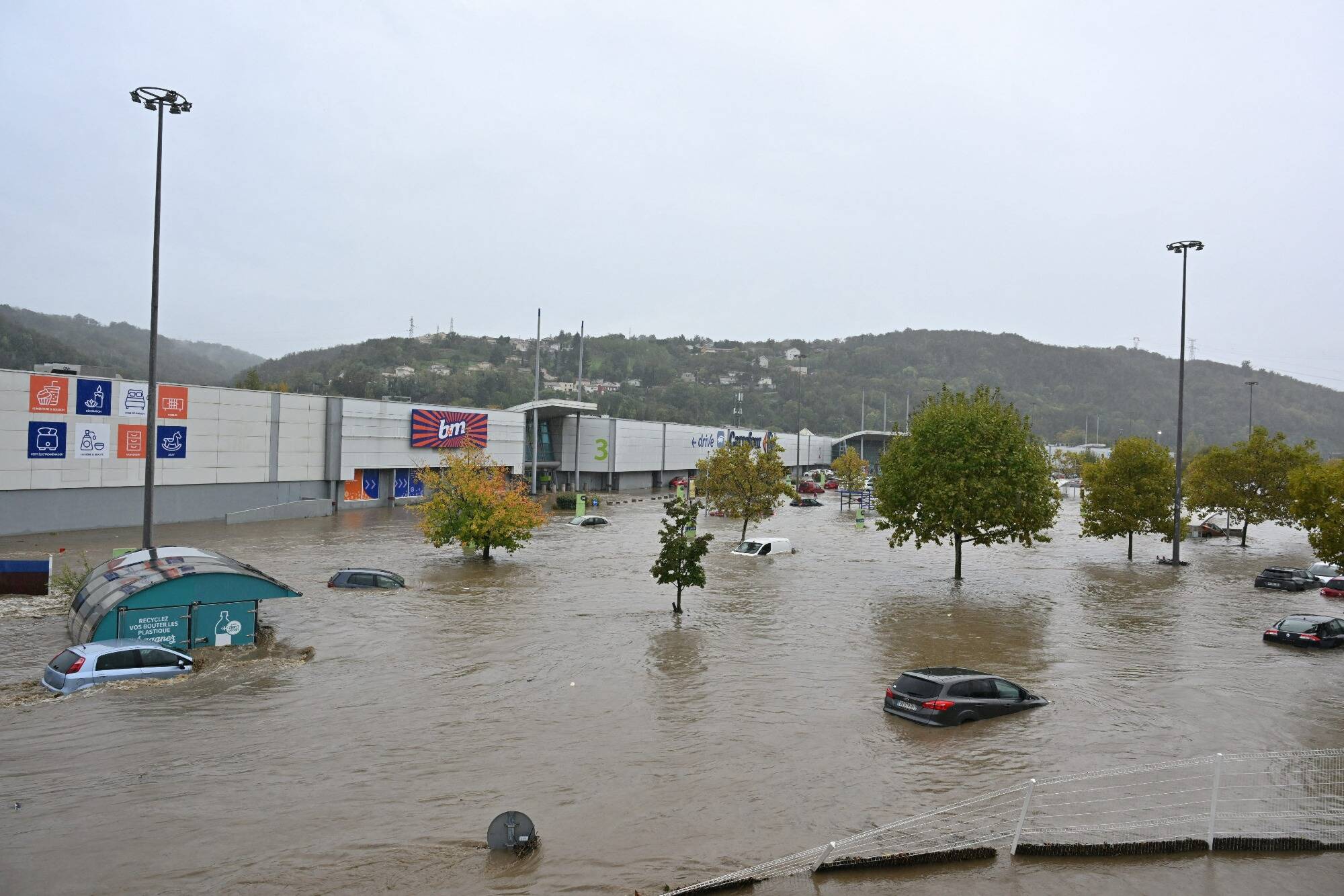 Vaches et véhicules emportés, sinistrés de la route, villages sous l'eau: les images impressionnantes des inondations en France