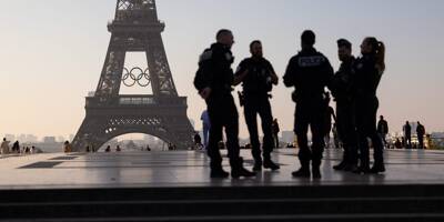 30 tonnes et plus de 100.000 LED: les images des anneaux olympiques accrochés à la Tour Eiffel