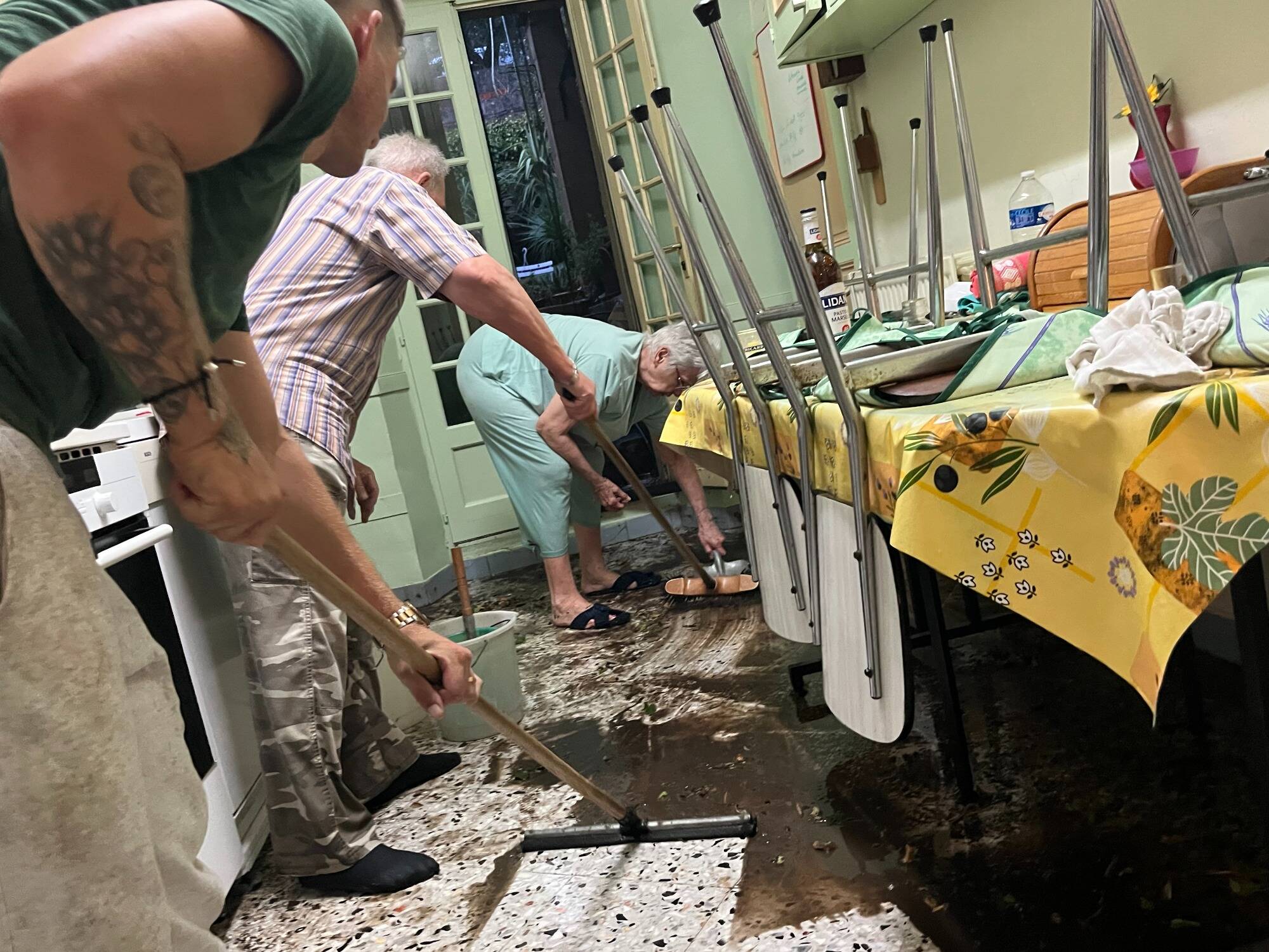 "10 min de plus et c'était la catastrophe": après la tempête furtive, certains habitant essuient les dégâts à La Garde-Freinet