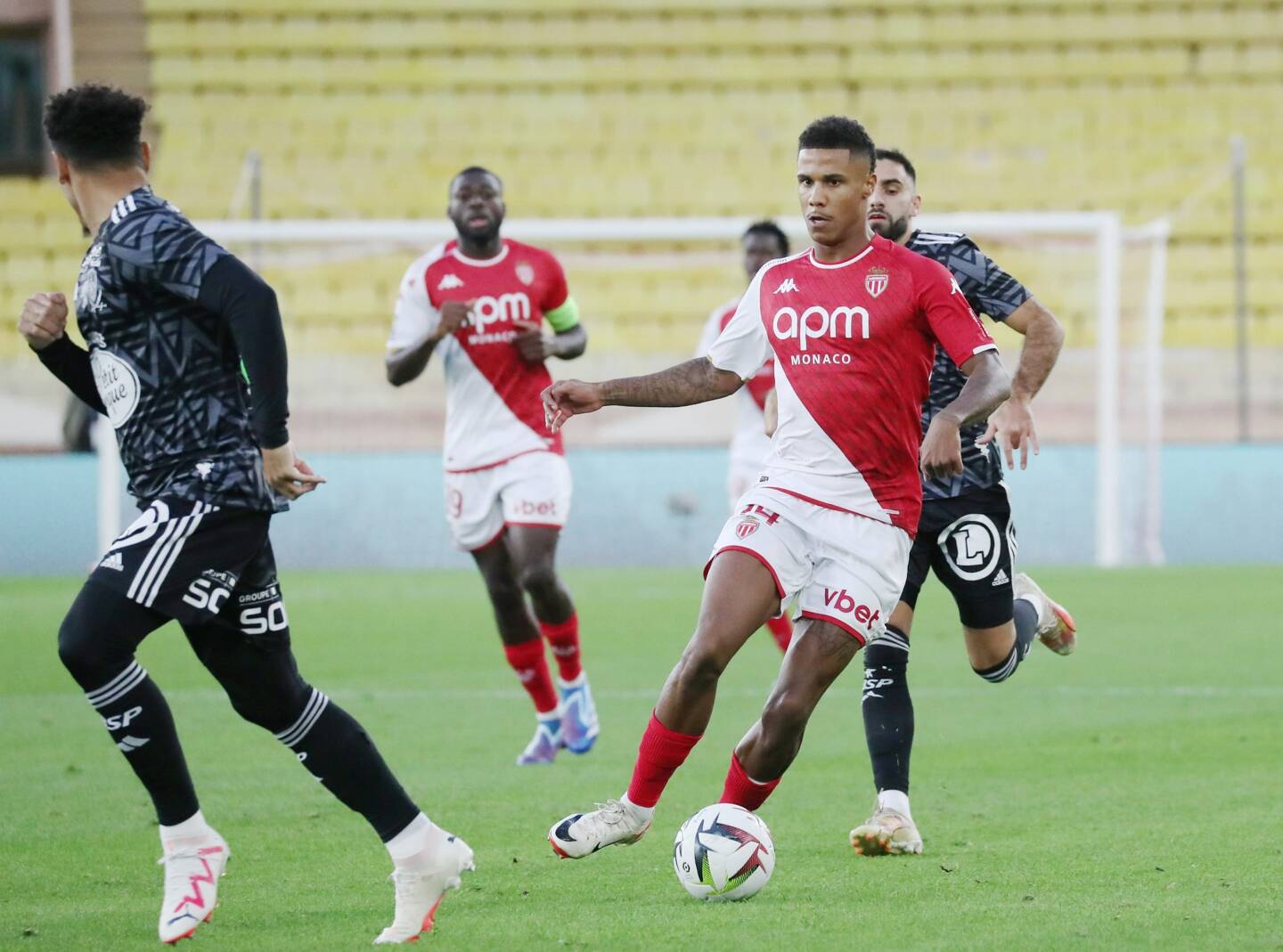 Le Sénégalais, de retour de la Coupe d'Afrique cette semaine, est titulaire.