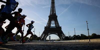 Un homme escalade la tour Eiffel à mains nues avant d'être interpellé, le monument temporairement fermé