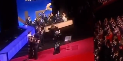 Festival de Cannes: Justine Triet oublie son prix sur scène, Jane Fonda lui jette dessus