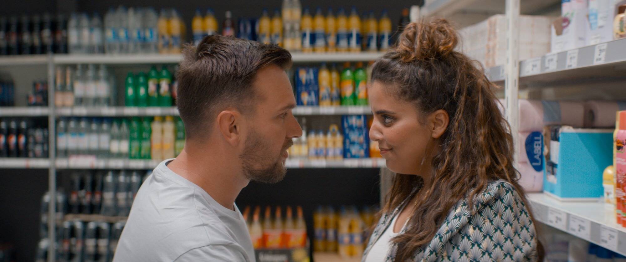 "Je te veux moi non plus", la rom-com pailletée d'Inès Reg et Kevin Debonne