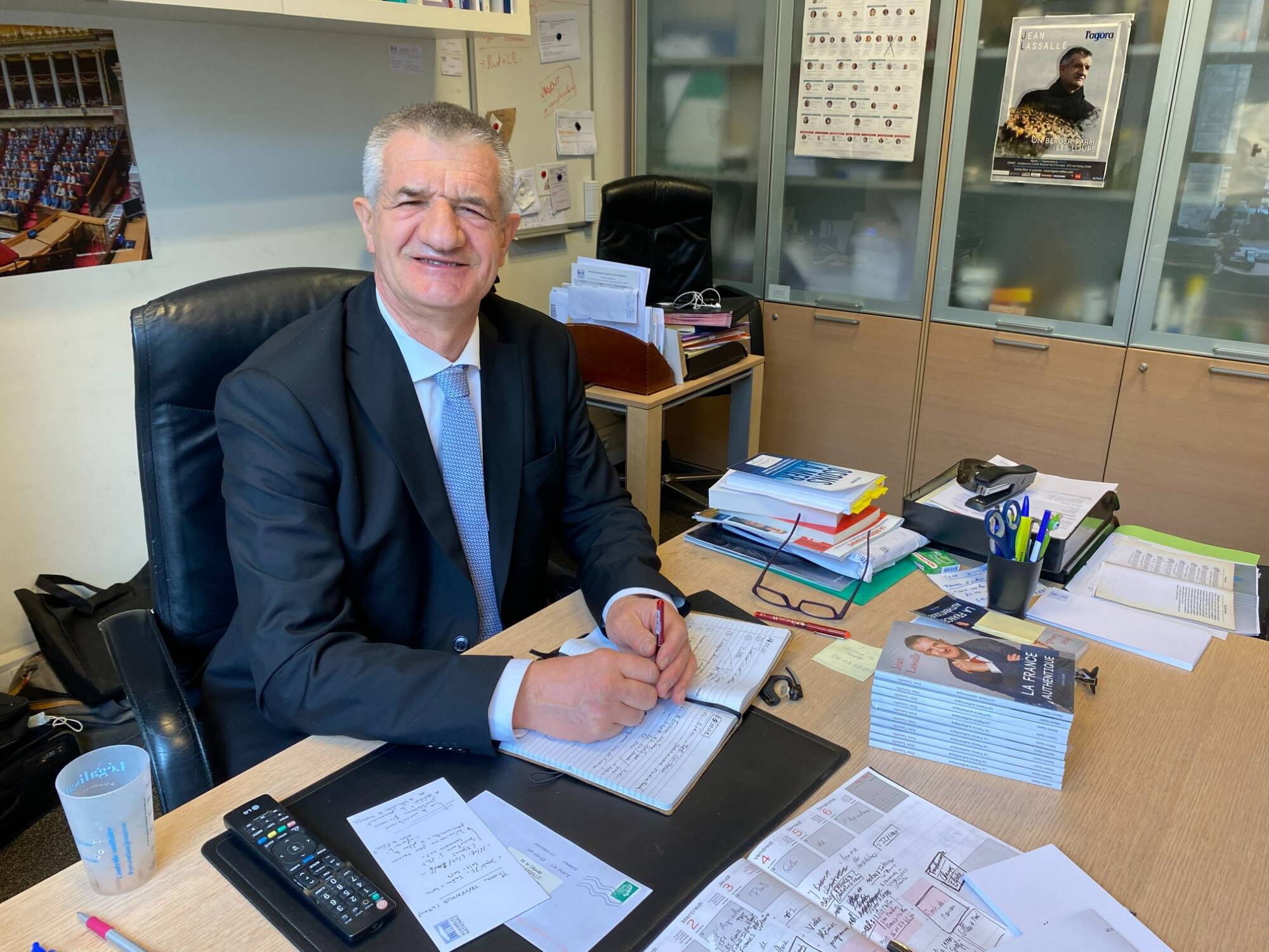 On sait combien Jean Lassalle a donné à Valérie Pécresse, Anne Hidalgo et Yannick Jadot pour "sauver" LR, le PS et EE-LV