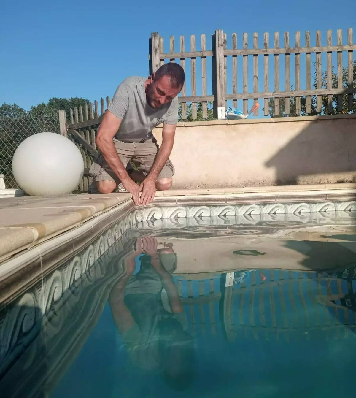 Ils ont choisi un métier qui embauche. Jean-Louis, 40 ans, pisciniste: Malgré la chaleur, j'aime travailler en extérieur, en plein air et en équipe.