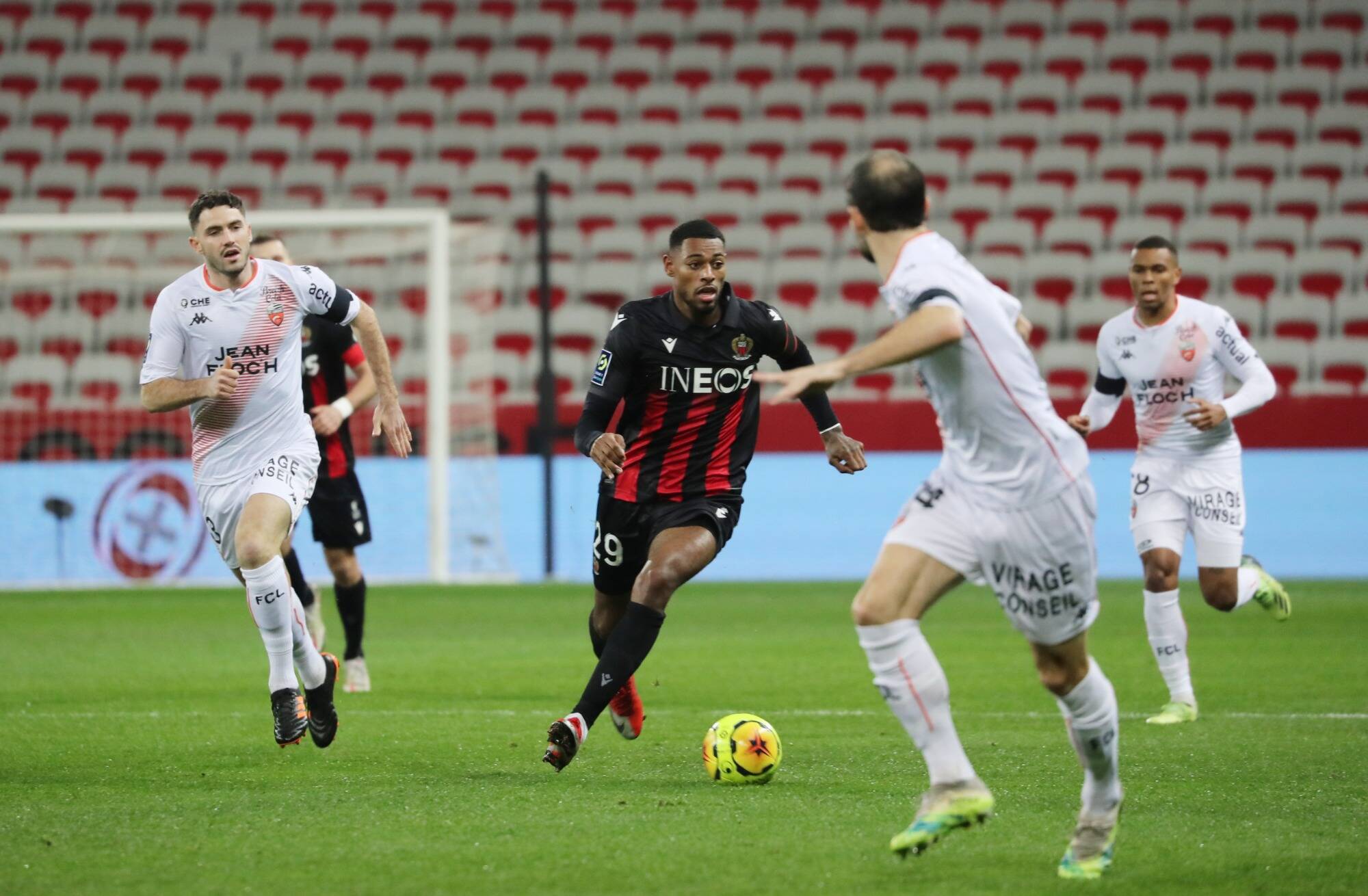 Reine-Adélaïde joue les Père Noël pour l'OGC Nice, le Gym mène contre Lorient à la mi-temps (2-0)