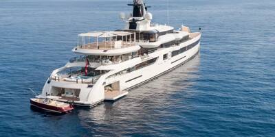 Le luxueux yacht du boss controversé d'une équipe de football américain au mouillage sur la Côte d'Azur