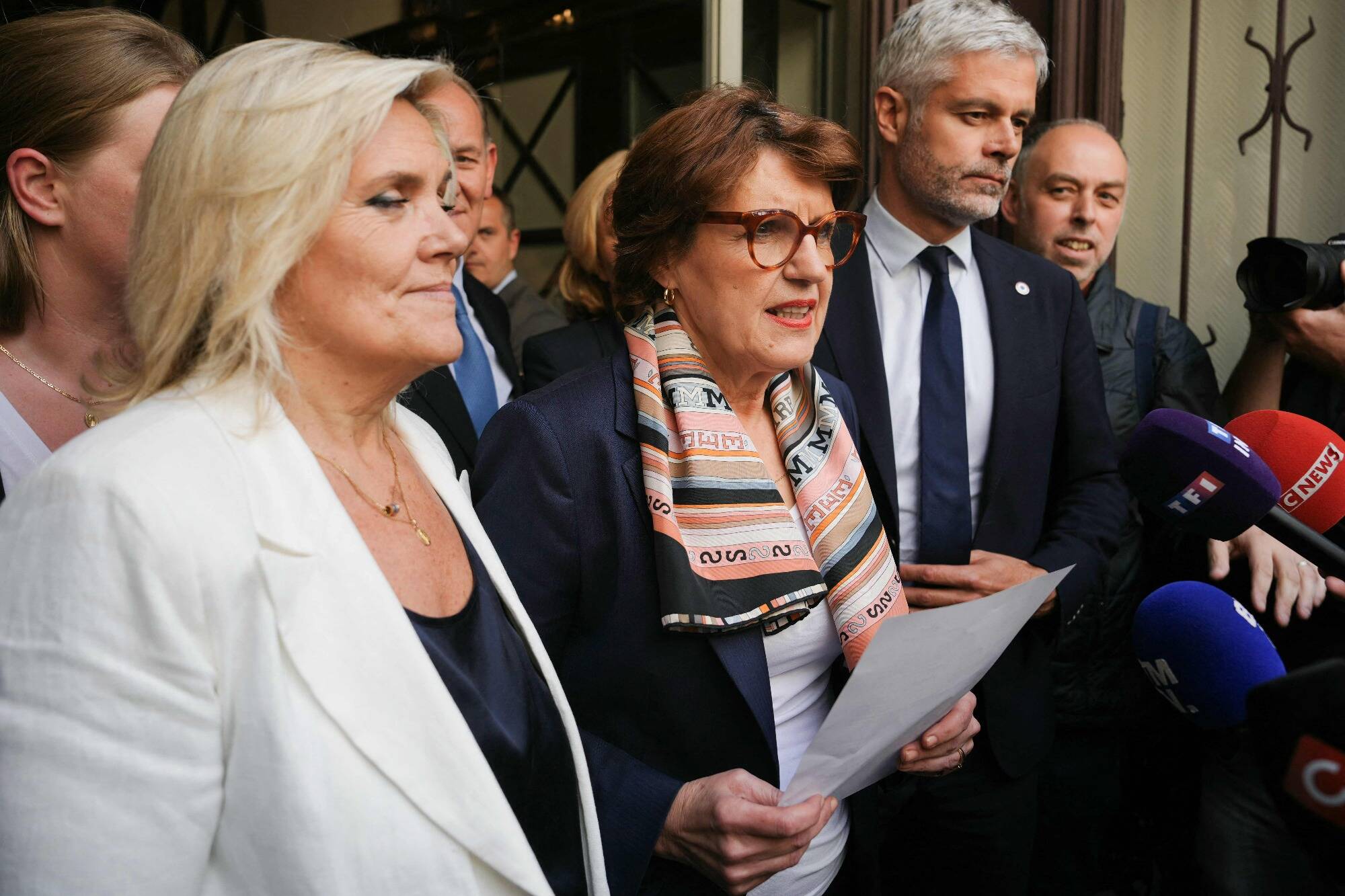 Élections législatives en direct: Éric Ciotti exclu des Républicains par un bureau politique, l'intéressé assure "qu'il reste le président"... suivez les dernières informations