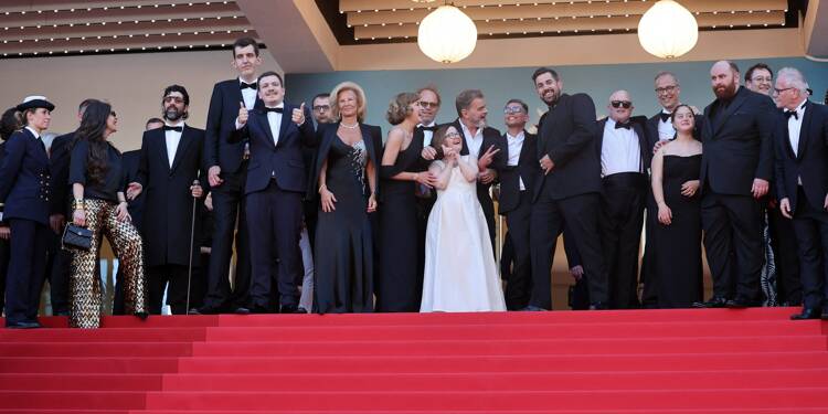 Artus, Clovis Cornillac, Alice Belaïdi, Gad Abecassis, Marie Colin... La très joyeuse et émouvante montée des marches de l'équipe du film Un p'tit truc en plus au Festival de Cannes