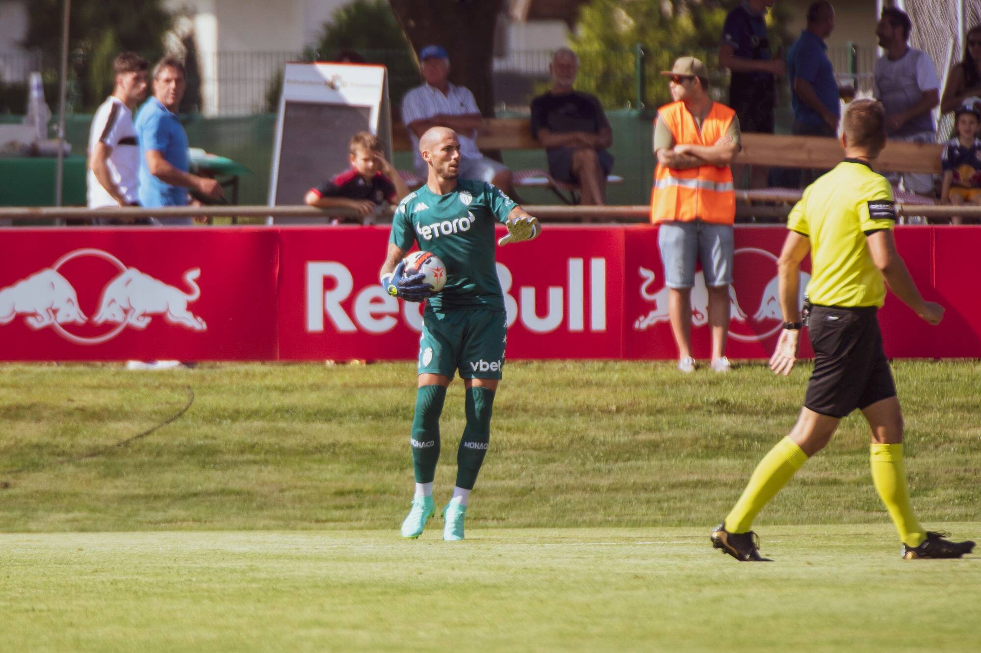 Blessé lors du match amical contre Salzbourg, le gardien de l'AS Monaco Benjamin Lecomte sera absent plusieurs semaines