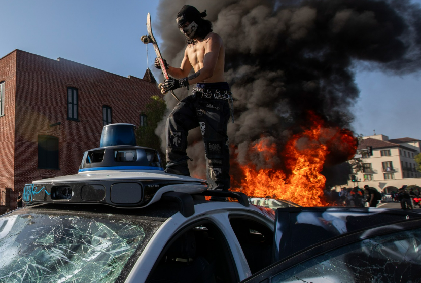 La Garde nationale sur place, une journaliste blessée par balle, des voitures de police détruites... les images impressionnantes des manifestations anti-ICE à Los Angeles