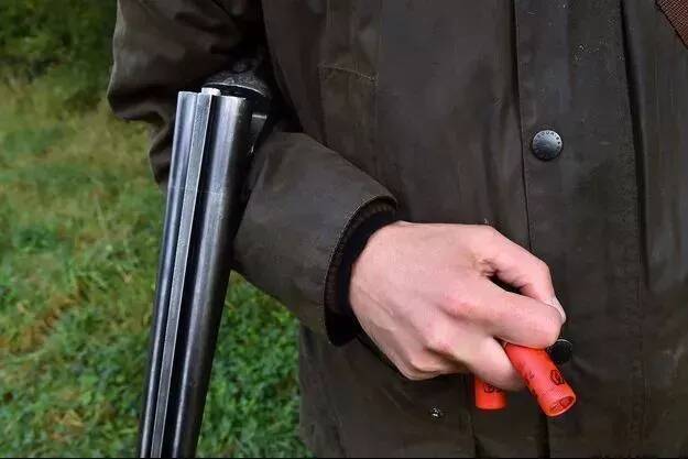 Un chasseur bloui par le soleil tire sur une femme et ses enfants