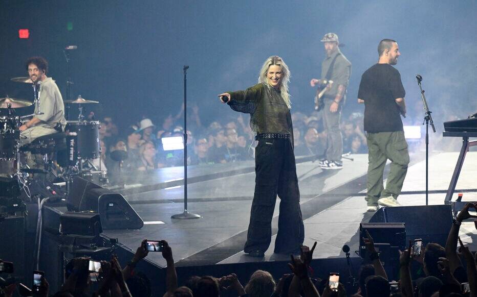 7 ans après la mort de son leader, le groupe de rock Linkin Park présente sa nouvelle chanteuse et annonce un album