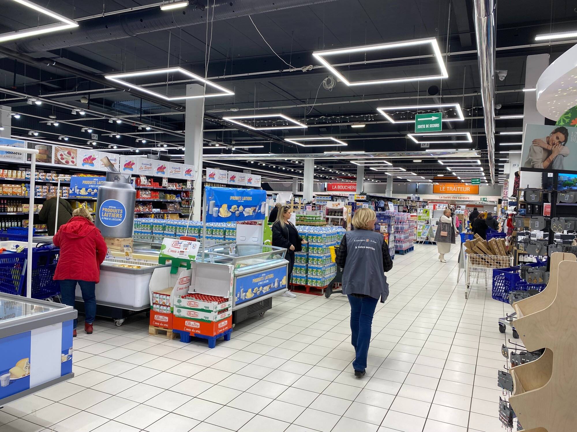 Colère des agriculteurs: une partie du toit d'un Leclerc s'effondre sous le poids du fumier jeté par les manifestants
