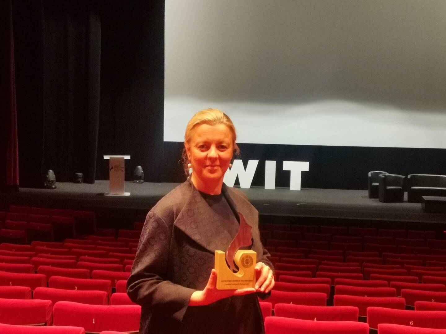 Delphine Monti reçoit le trophée de la startuppeuse de la tech!