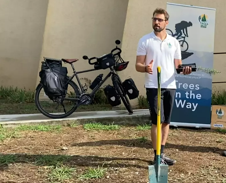 50.000 kms à vélo, 2.500 arbres à planter et 21 entrepreneurs à rencontrer... le défi fou de cet Azuréen