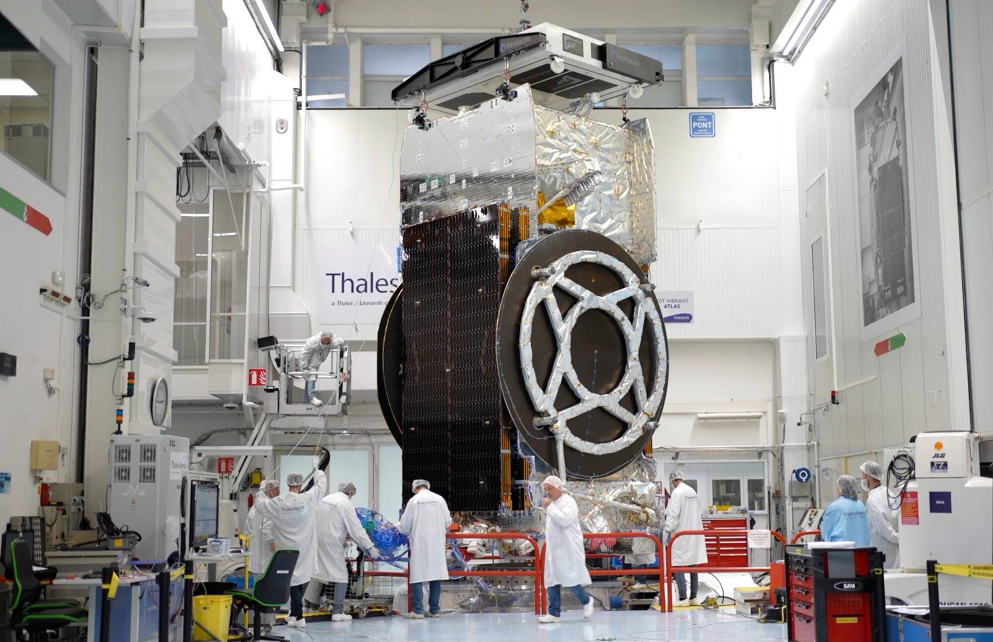 Dans les coulisses de Thales Alenia Space à Cannes, le secret des satellites cinq étoiles