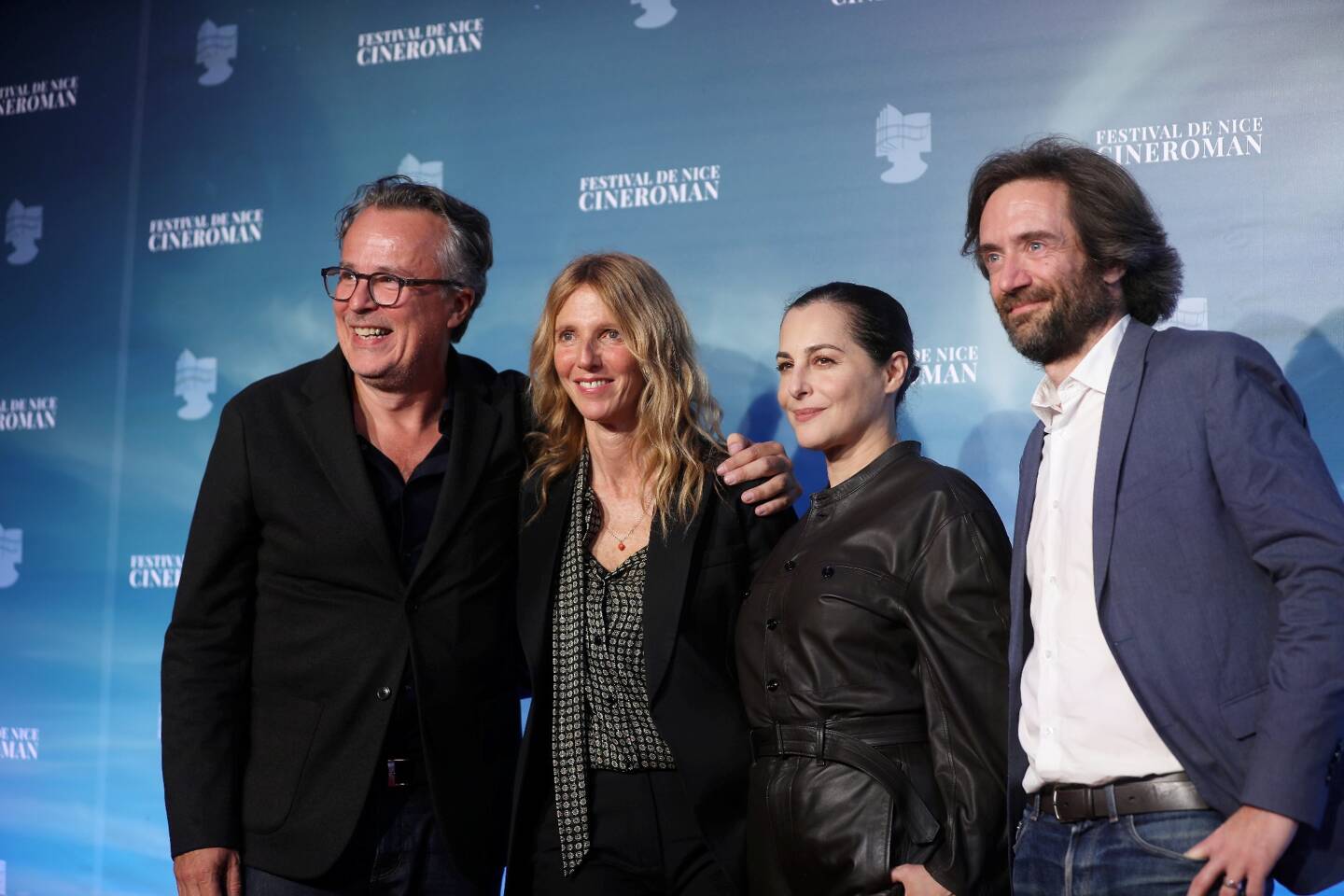 Sandrine Kiberlain et Amira Casar, visages du film "Sarah Bernhardt, La Divine" de Guillaume Nicloux, entourées par les producters François Kraus et Denis Pineau-Valencienne.