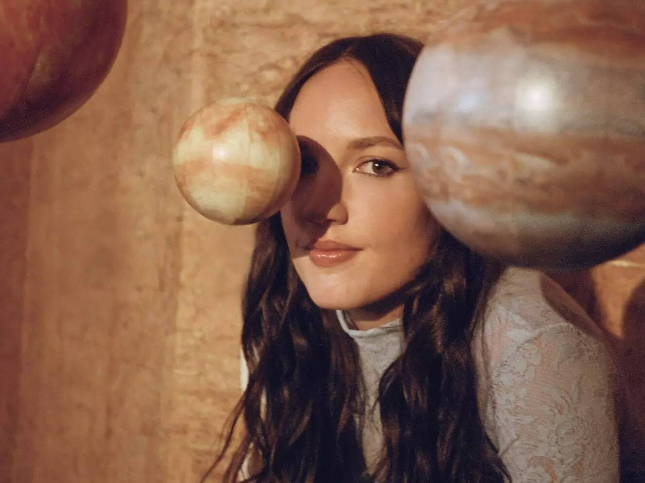 Après quatre ans d'absence, l'artiste Jain revient avec "The Fool", un album cosmique