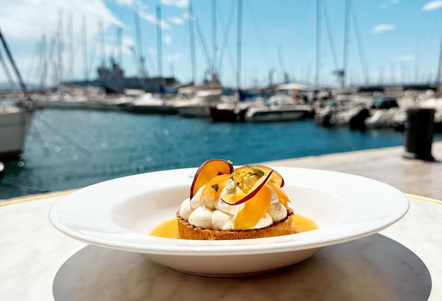 Une belle assiette de dessert face à la mer, au Saint-Gabriel à Toulon.