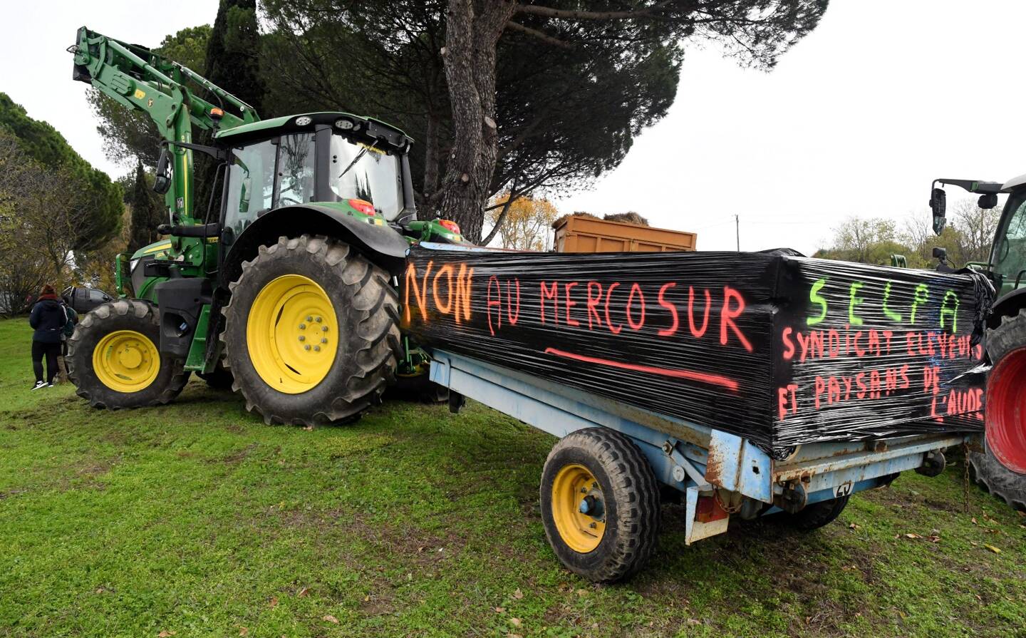 Les agriculteurs entendent multiplier mardi les actions contre les "entraves" et les "normes" après une première semaine d'actions contre le traité de libre-échange Mercosur.