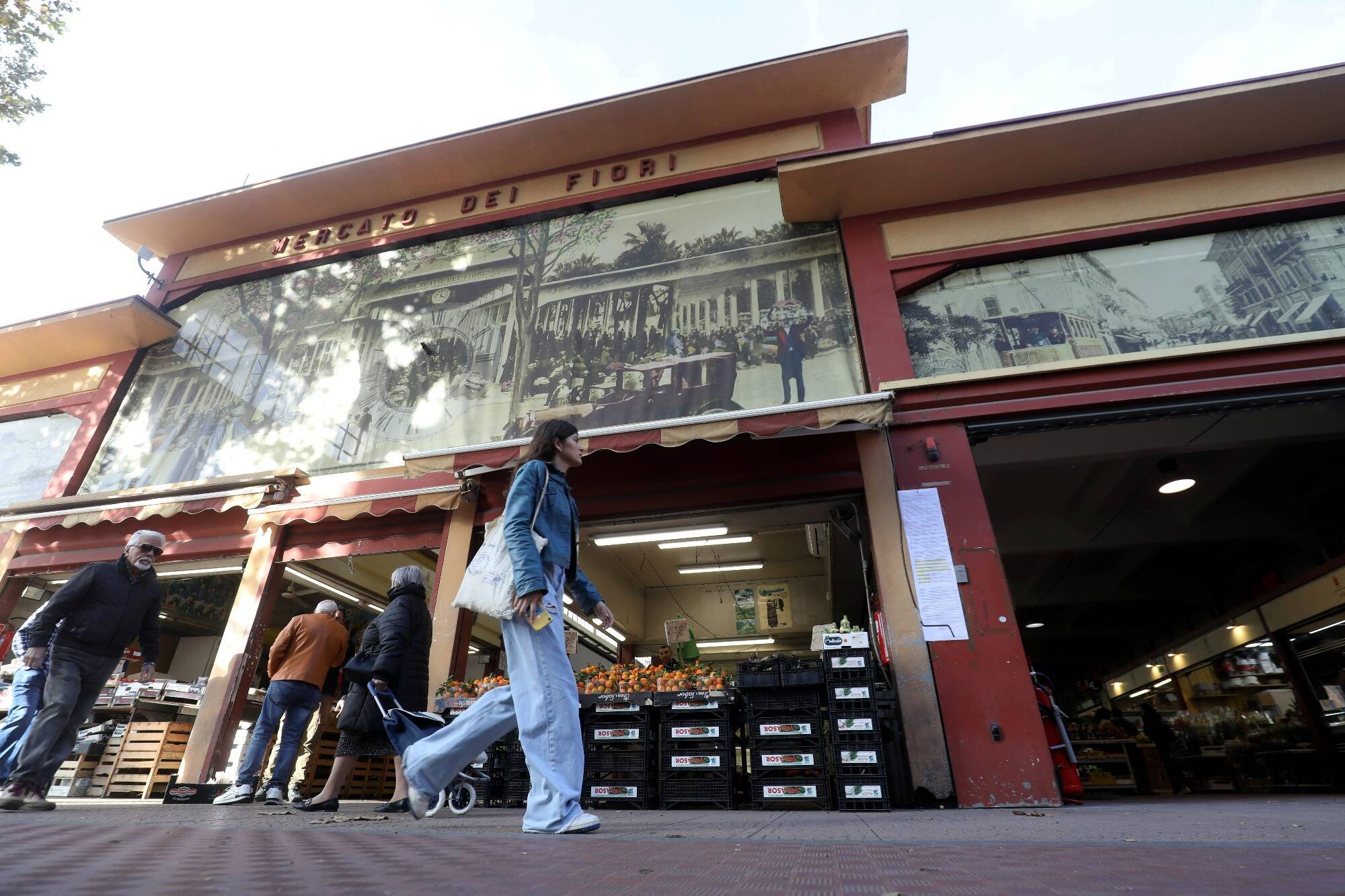 Fermé presque trois mois après un incendie, le marché de Vintimille a rouvert en demi-teinte ce lundi matin