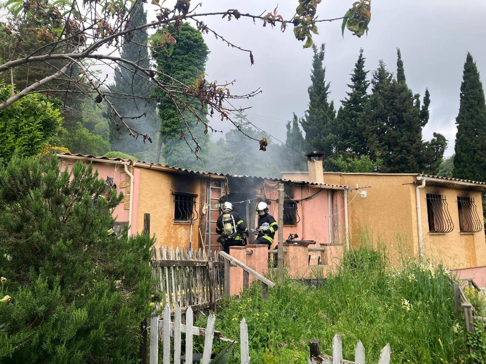 Un incendie se déclare et embrase totalement une maison à Saint-Agnès