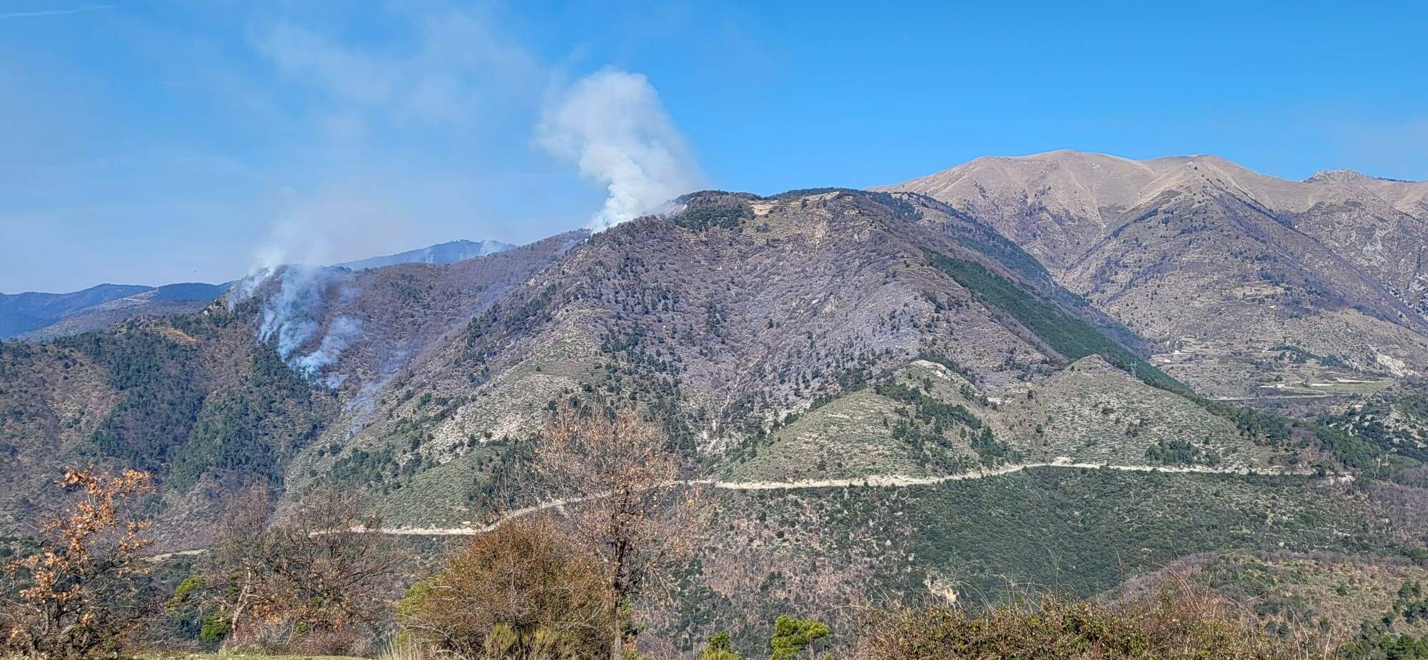 Plus de 300 hectares parcourus, pas d'habitations menacées... On fait le point sur les trois feux de forêt dans la vallée de la Roya ce samedi à la mi-journée