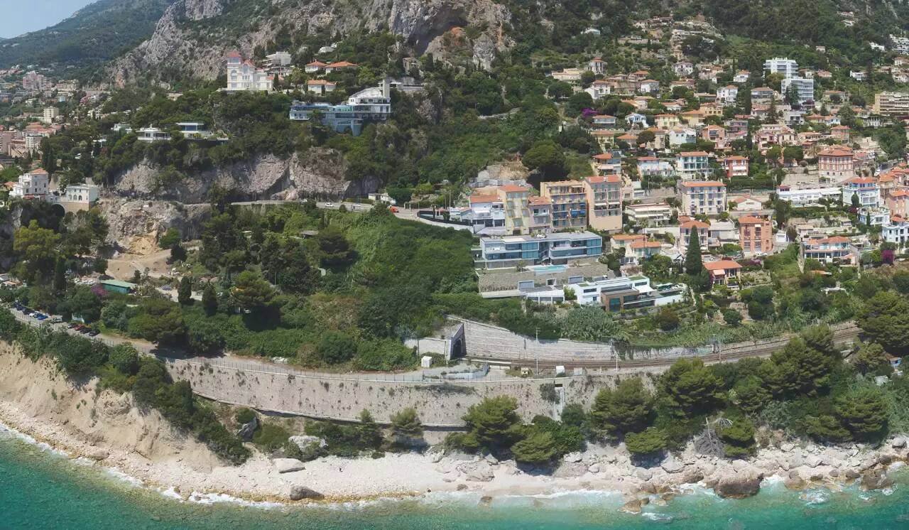 Un mort et cinq blessés dans une collision entre un véhicule de police et un deux-roues à Roquebrune-Cap-Martin