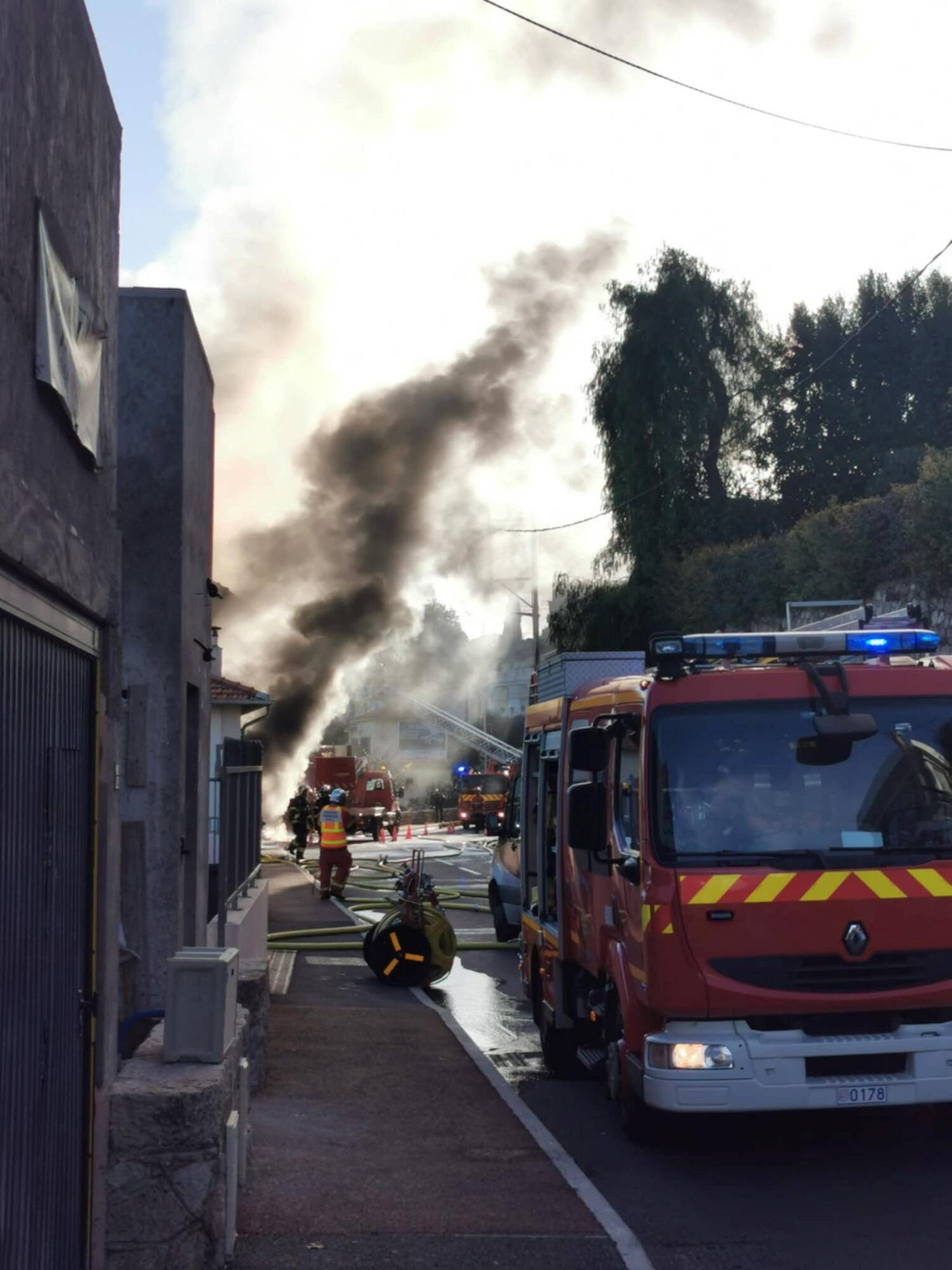 Deux maisons en feu à la frontière entre Roquebrune-cap-Martin et Monaco: une famille relogée, la circulation toujours pas rétablie