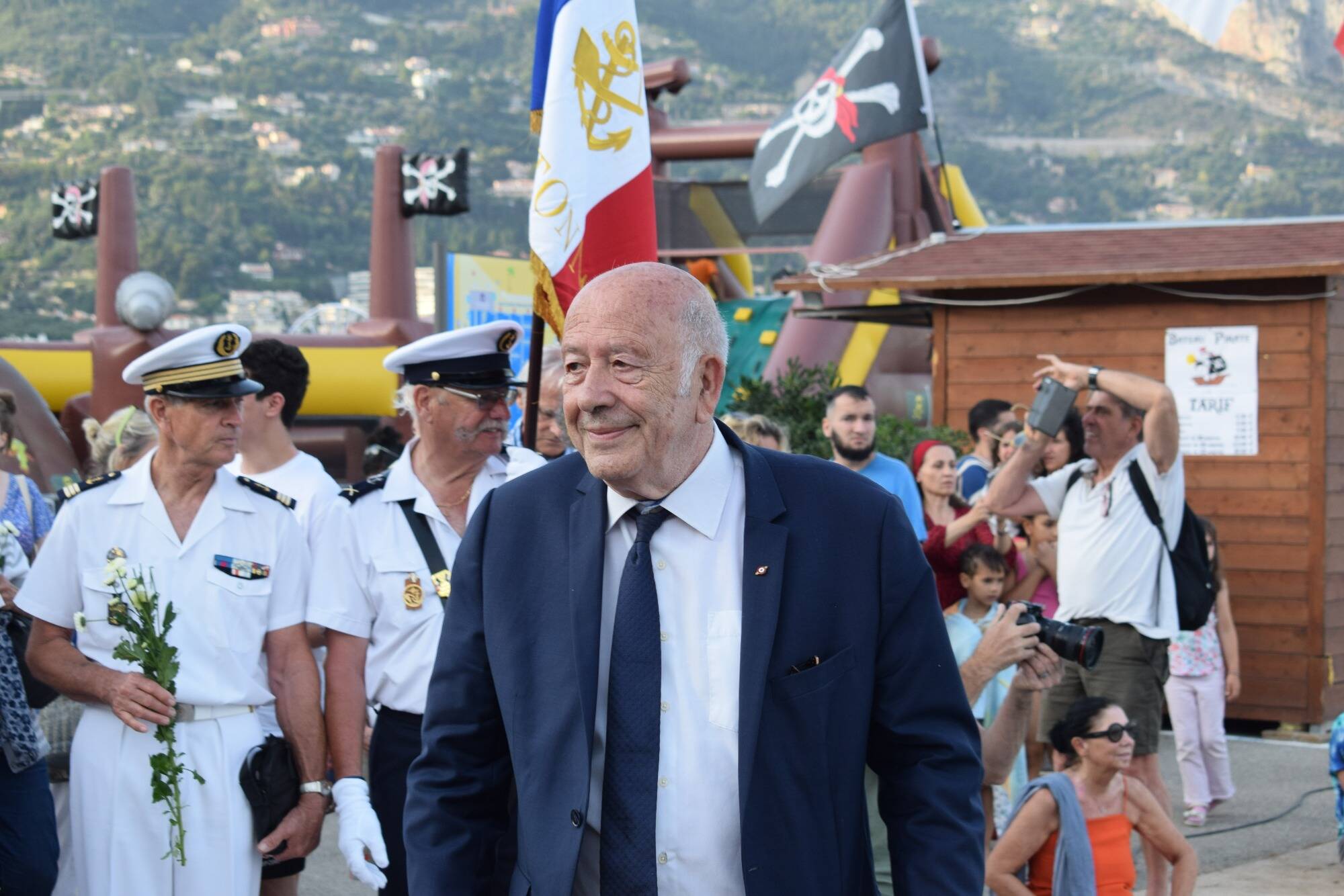 "Personne ne m'a jeté de tomate": le maire de Menton, Yves Juhel, fait sa première apparition publique depuis sa garde à vue