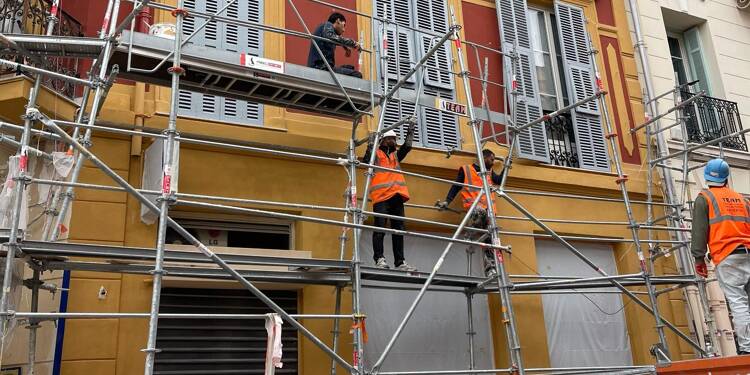 Ça ressemblait à un château de cartes: un camion heurte dangereusement un échafaudage à Menton