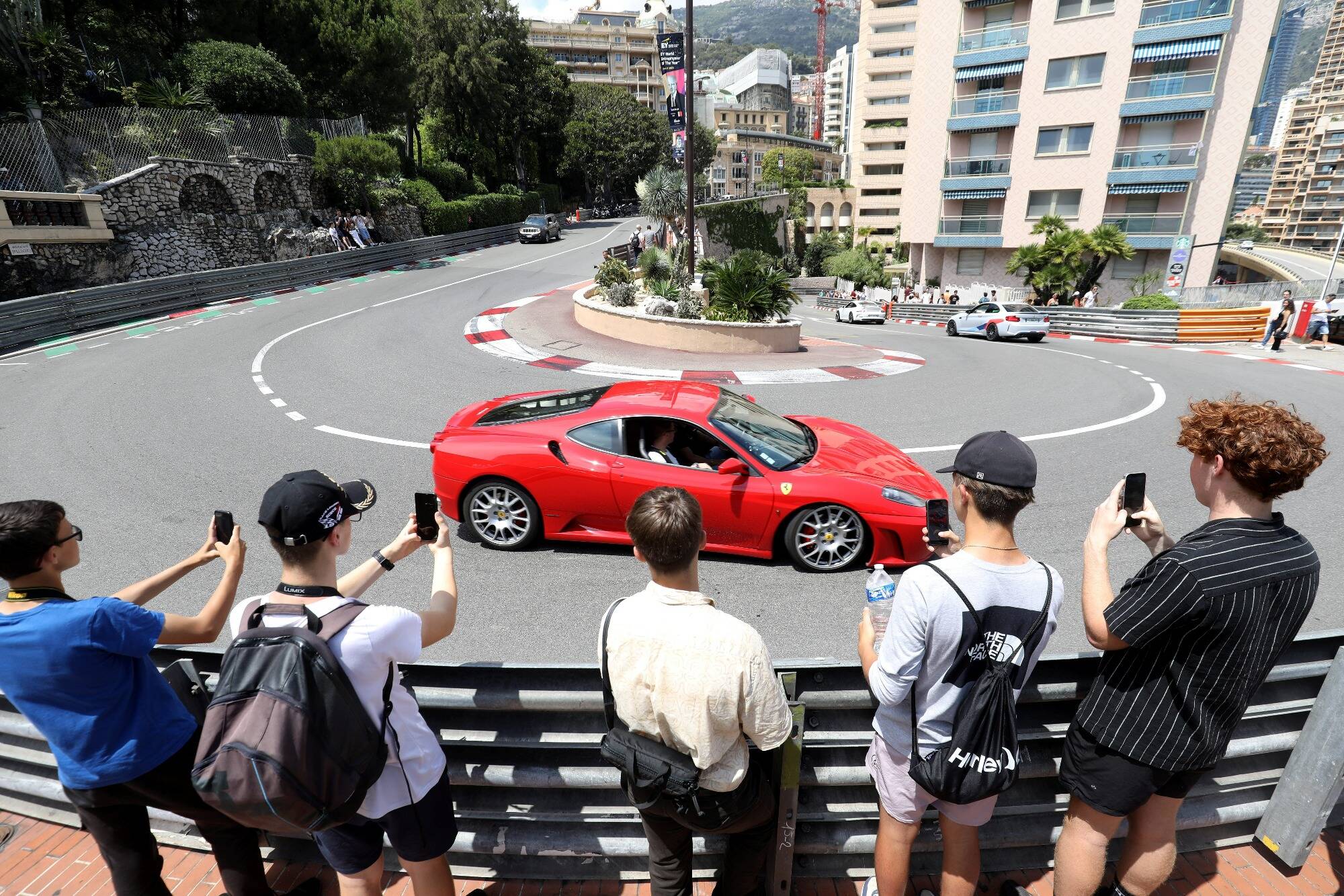 Ils dégainent leur smartphone plus vite que leur ombre: qui sont les chasseurs de supercars à Monaco?