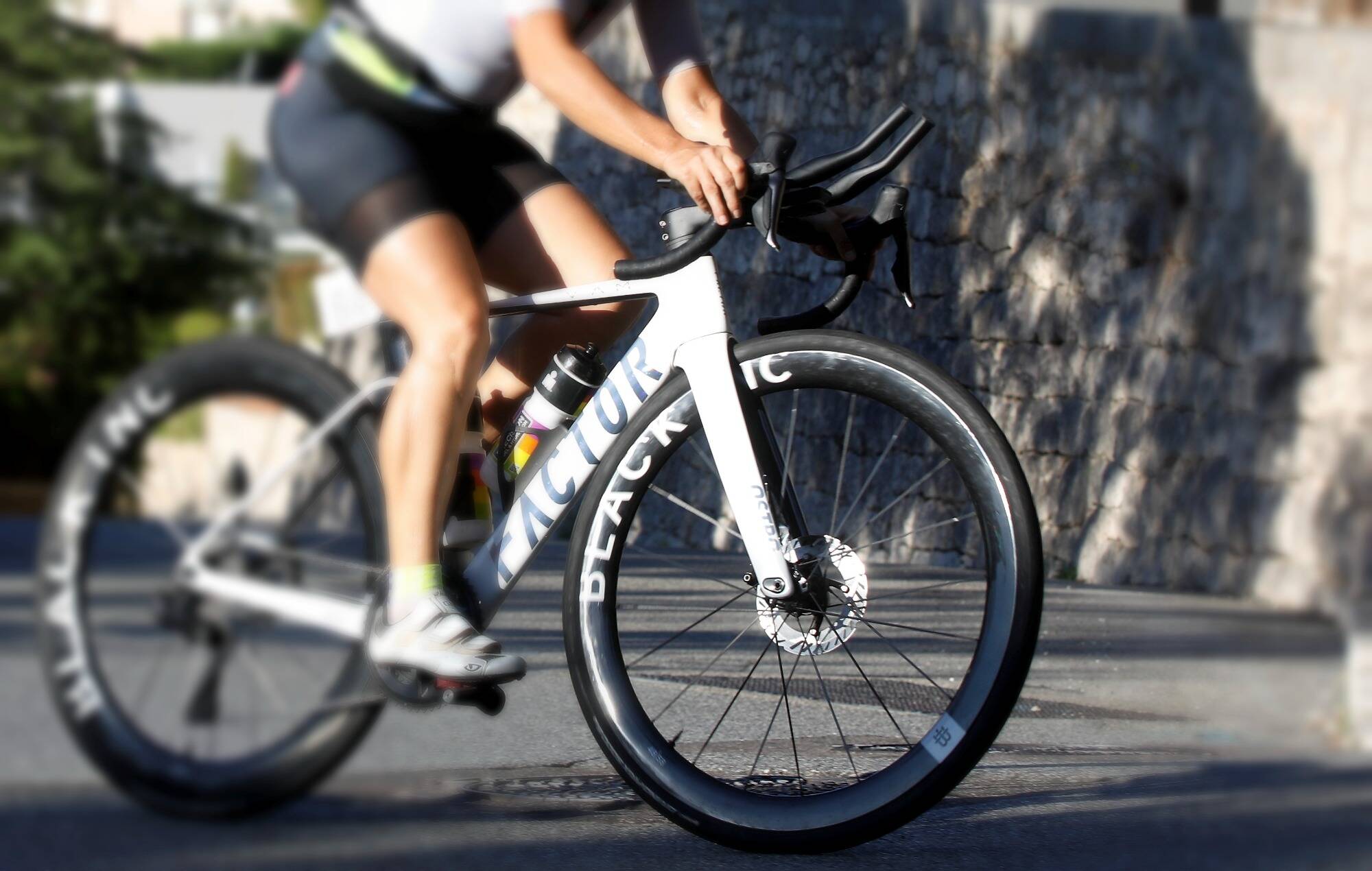 Une triathlète de Roquebrune-Cap-Martin transportée à l'hôpital après une chute à vélo lors d'une compétition à Cap-d'Ail