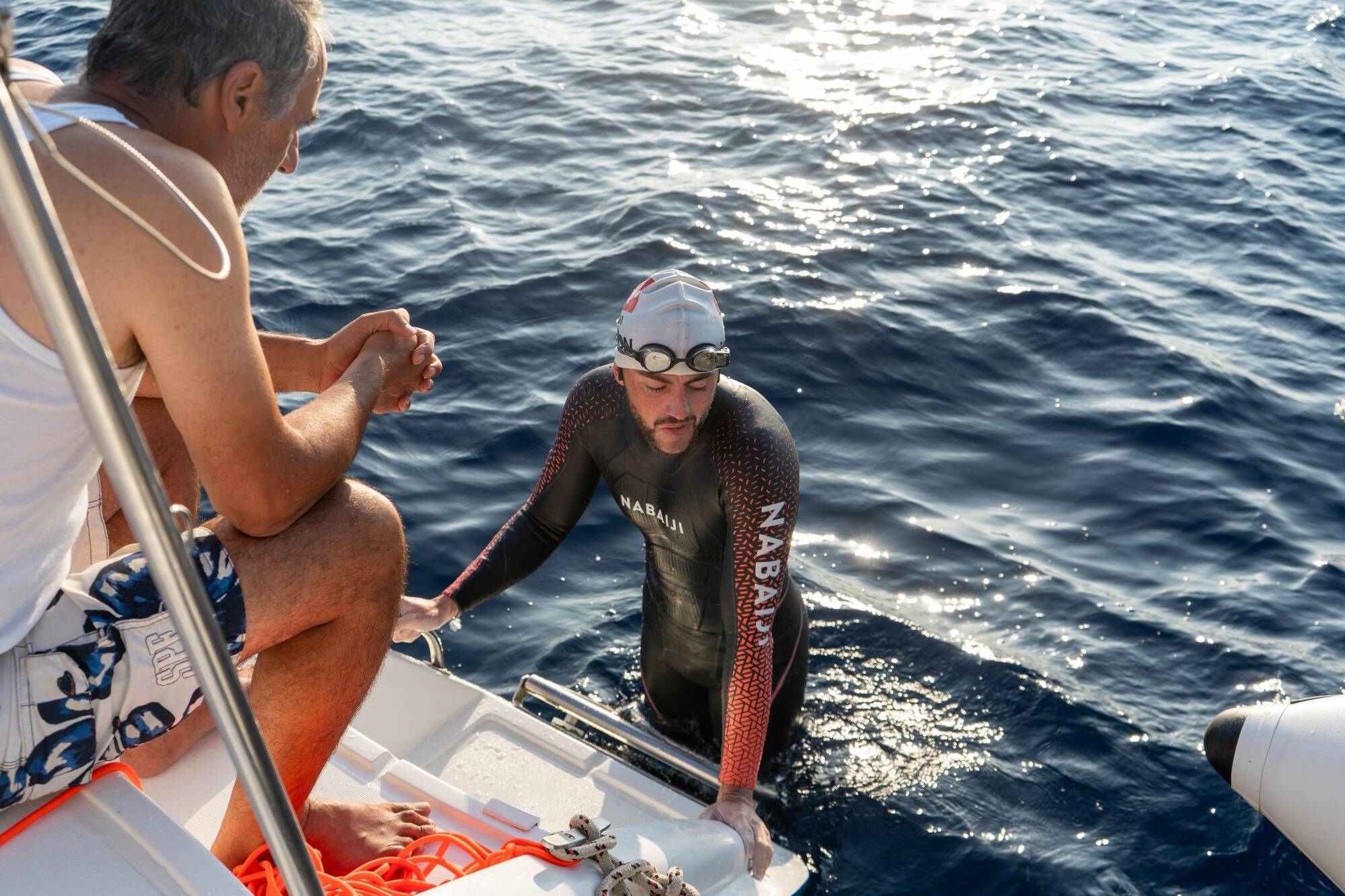 Après avoir nagé près de 100 kilomètres dans la Méditerranée depuis Calvi, Noam Yaron abandonne son défi d'arriver jusqu'à Monaco