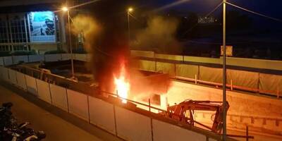 A Monaco, les pompiers sont intervenus pour un feu sur deux véhicules de chantier dans le parking du Larvotto