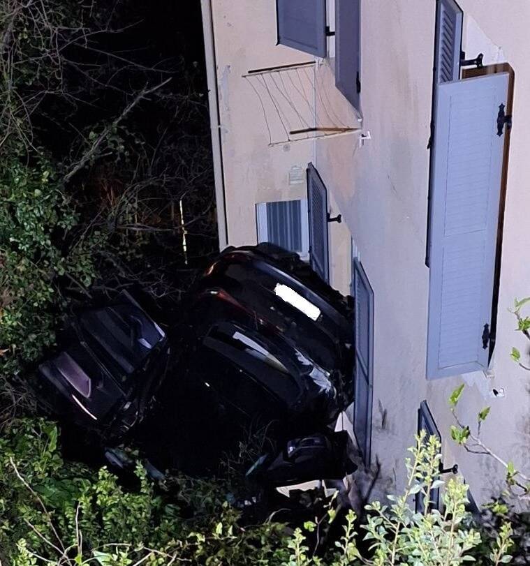 Chute de dix mètres d'un véhicule dans un virage près de Monaco mercredi soir: le conducteur avait fui l'accident, il a été retrouvé