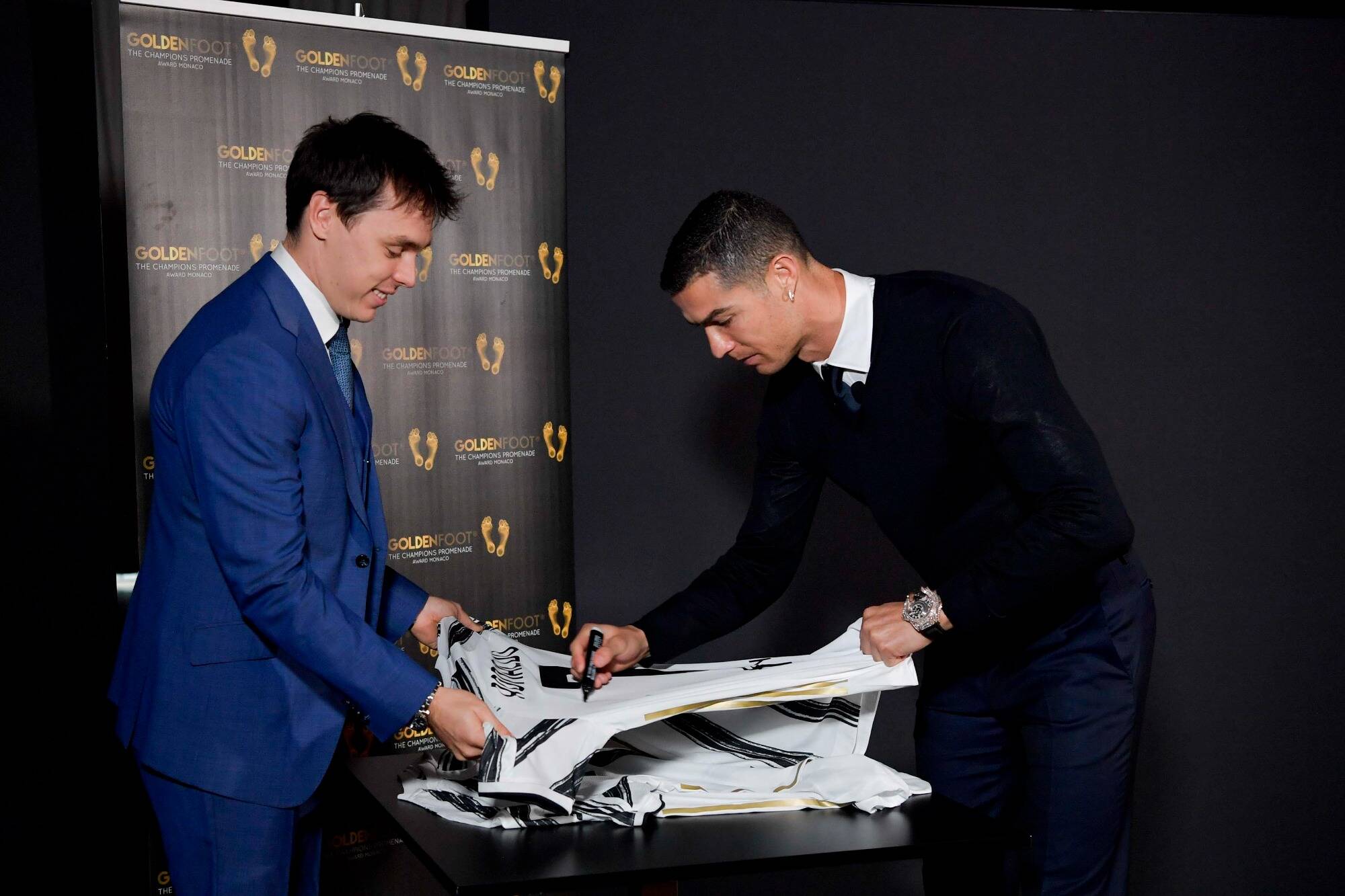 VIDEO. Cristiano Ronaldo reçoit son "Golden Foot Award" et offre ses empreintes de pieds à Monaco: "J'espérais le gagner un jour et c'est arrivé"