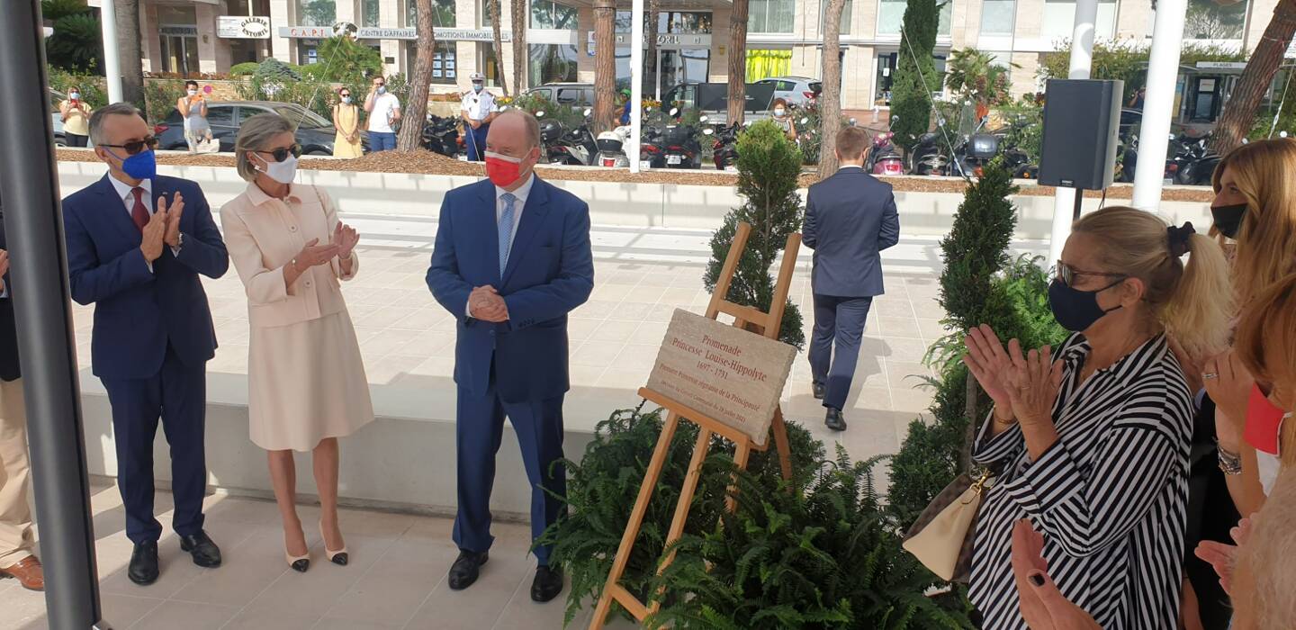 The plaque for the future Princess Louise-Hippolyte promenade was unveiled this Saturday noon by Prince Albert II and Princess Caroline.