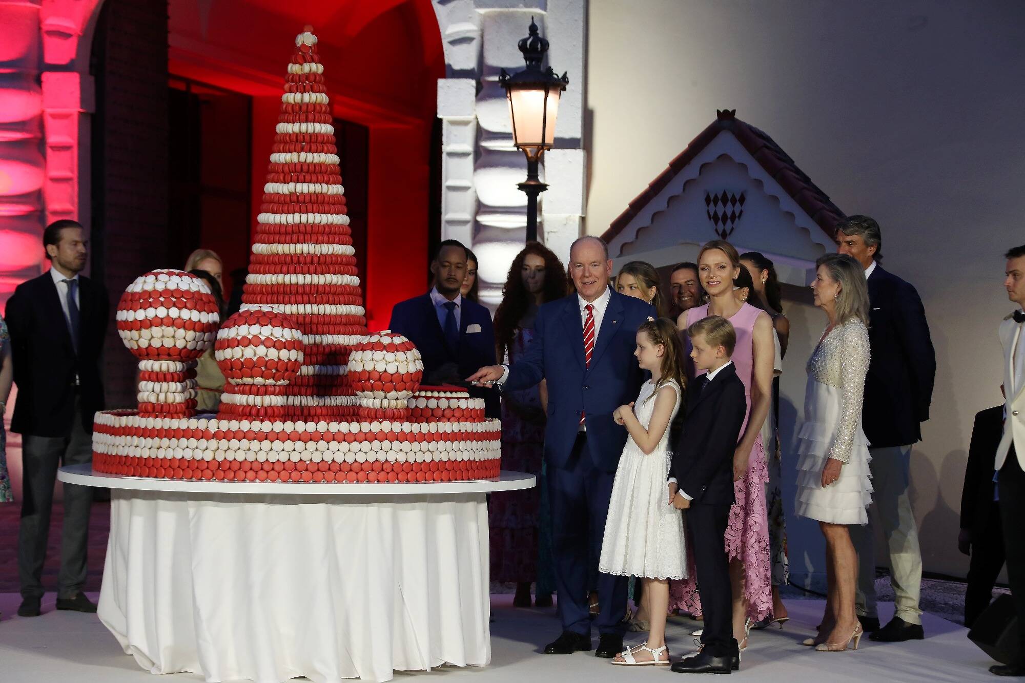 10.000 macarons, près de 2 mètres de hauteur... Les chiffres fous du gâteau des 20 ans de règne du prince Albert II