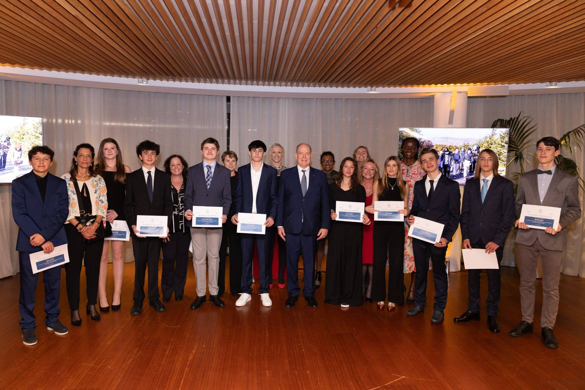 Quinze étudiants monégasques ayant participé au programme "Outward Bound Monaco" en Angleterre et aux Pays de Galles diplômés au Yacht Club