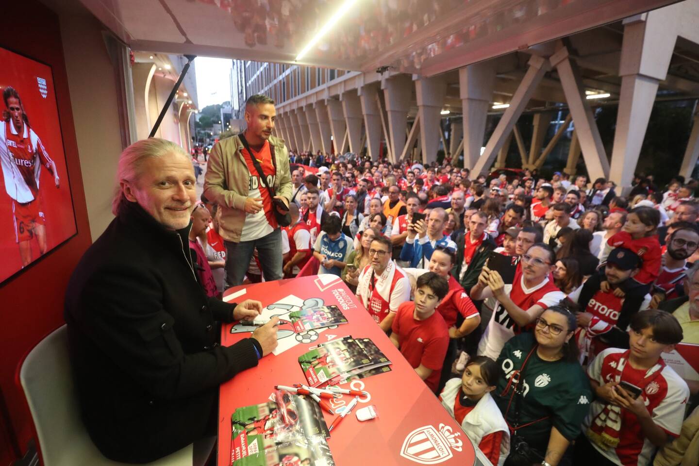 Emmanuel Petit a signé des dizaines d'autographes et a pris autant de selfies avec les supporters de l'ASM.