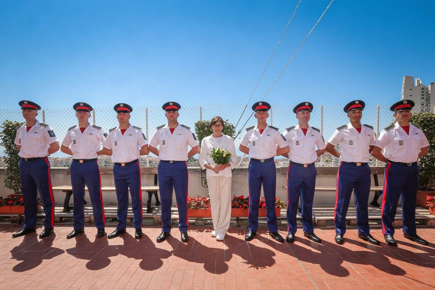La princesse Stéphanie remet les insignes de Corps à huit nouvelles recrues des Carabiniers du Prince à Monaco