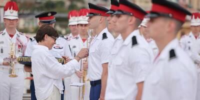 À Monaco, quatre élèves carabiniers ont reçu leurs insignes de corps par la princesse Stéphanie