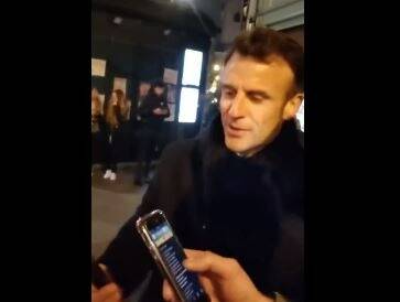 Emmanuel Macron a-t-il vraiment été filmé en train de chanter dans la rue après son allocution?