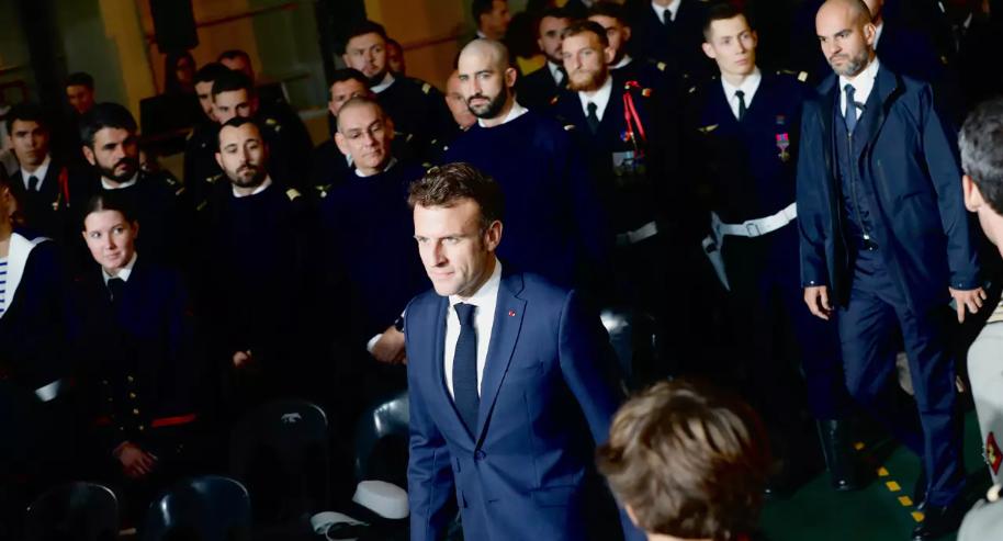 Emmanuel Macron en visite familiale sur le porte-avions Charles de Gaulle à Toulon