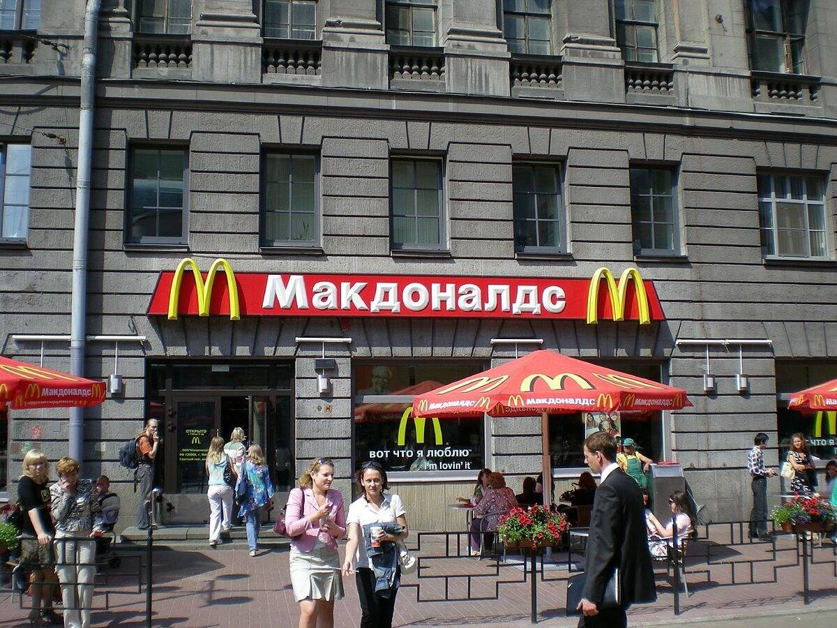 McDonald's, Starbucks, LVMH... ces grandes entreprises qui ont fait le choix de quitter la Russie (et celles qui ont décidé de rester)