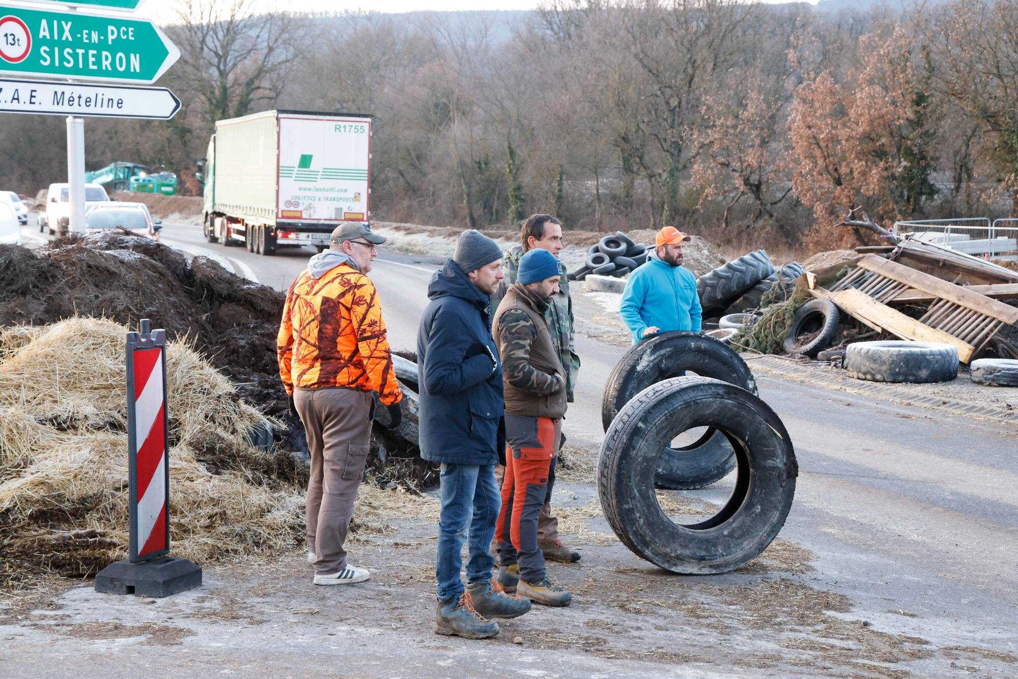 Colère des agriculteurs en direct: le convoi des manifestants en route pour Rungis, une réunion à la préfecture du Var