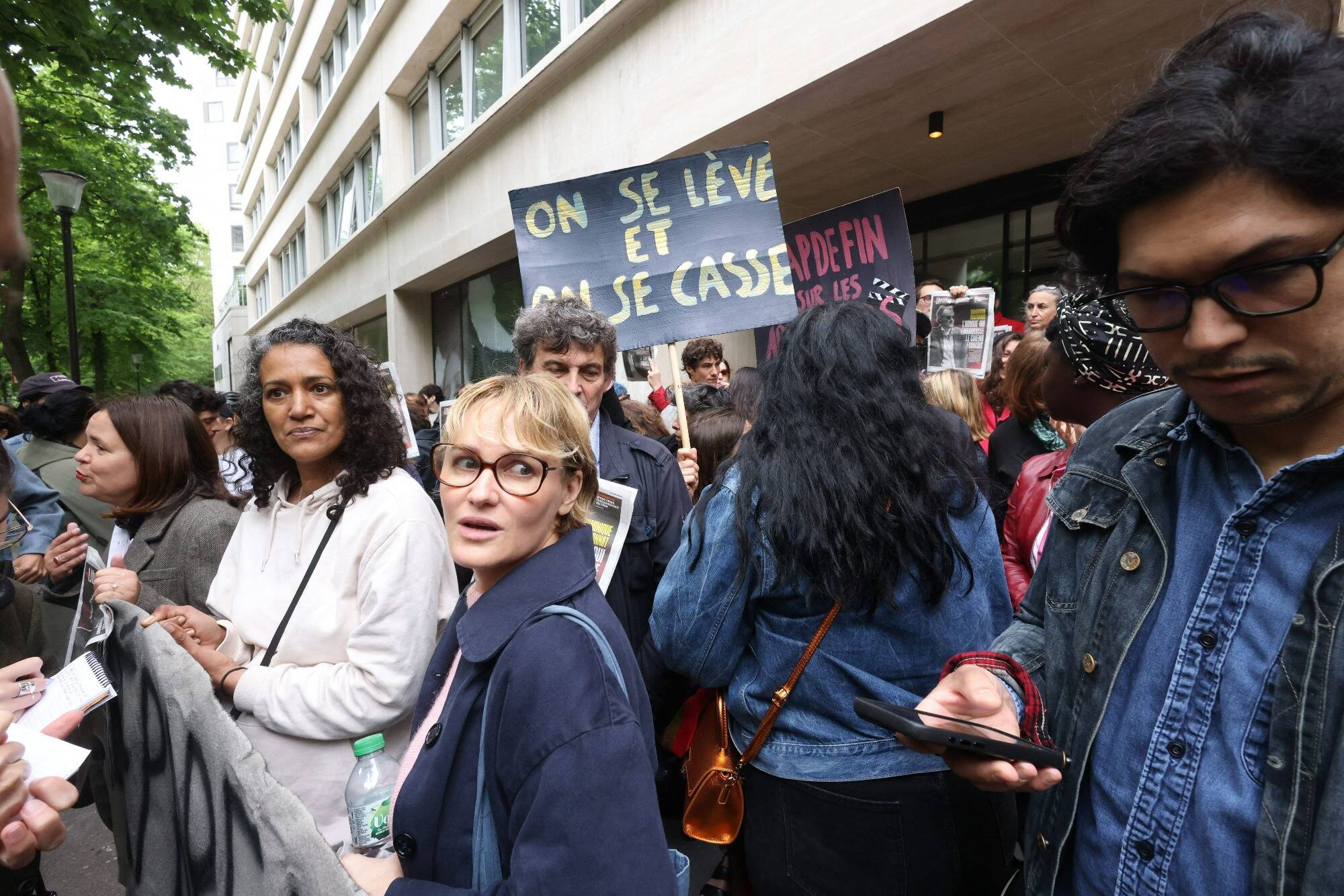 De 100 à 150 personnes rassemblées à Paris pour demander le départ du patron du CNC, en présence de Judith Godrèche