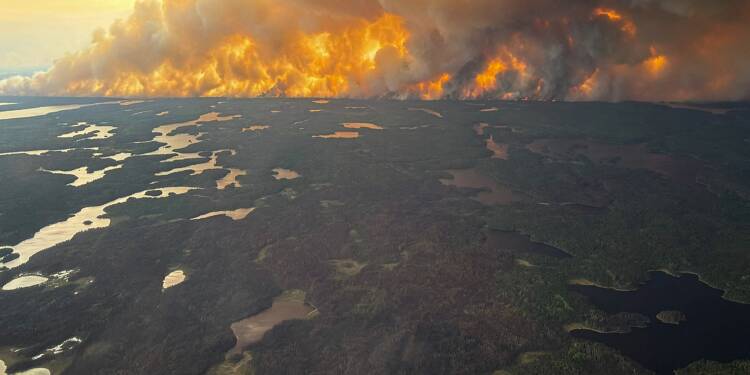 Il est impossible pour les avions bombardiers d'eau de s'approcher des incendies: une deuxième province déclare l'état d'urgence en raison des feux de forêt au Canada
